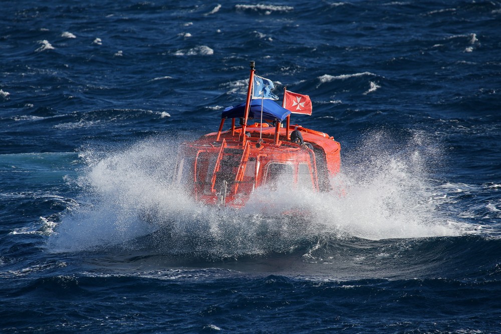 Ausschiffung Star Flyer in Cannes bei Wellengang Ausschiffung Star Flyer in Cannes bei Wellengang