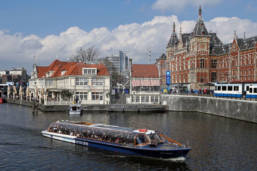 Bahnhof Amsterdam Centraal mit Ausflugsboot
