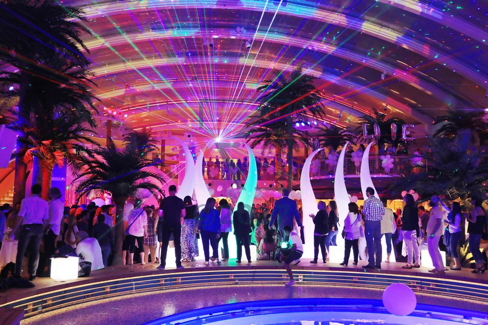Beach Club Party mit Lasershow AIDAperla