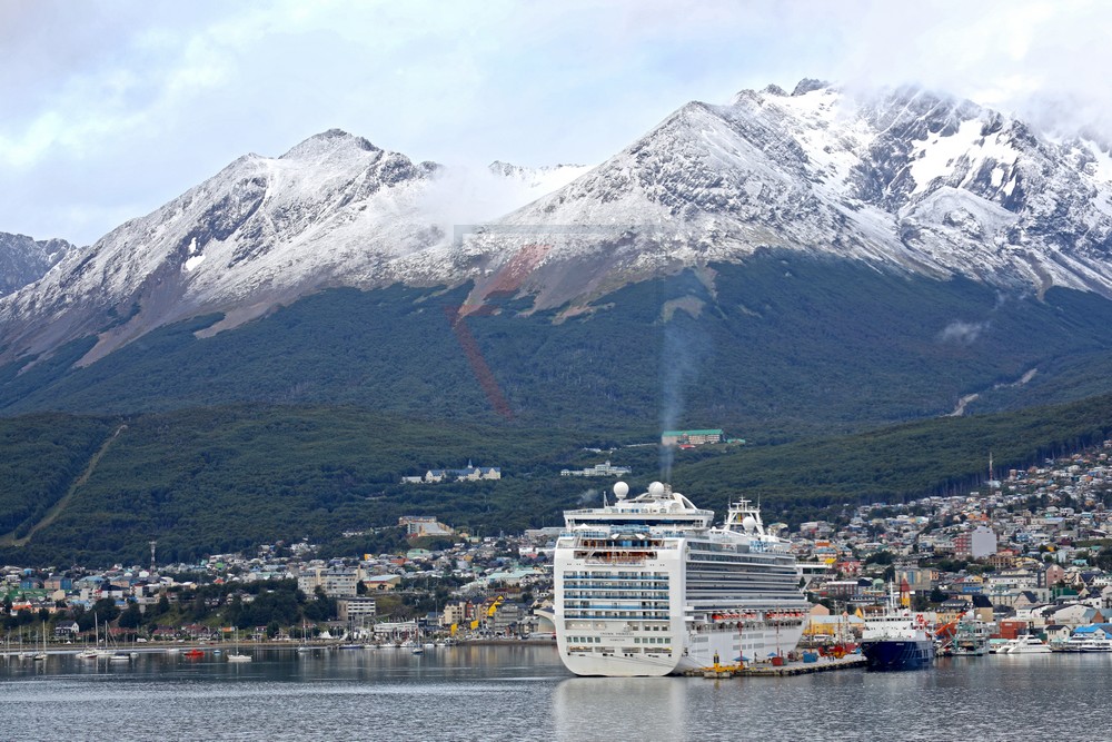 Berglandschaft mit Stadtpanorama von Ushuaia Berglandschaft mit Stadtpanorama von Ushuaia