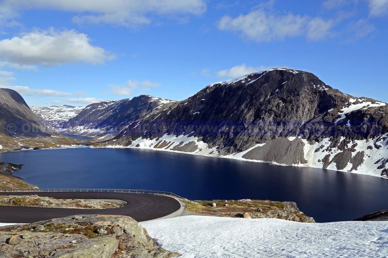 Bergsee Djupvatnet auf dem Dalsnibba-Pass am Geirangerfjord