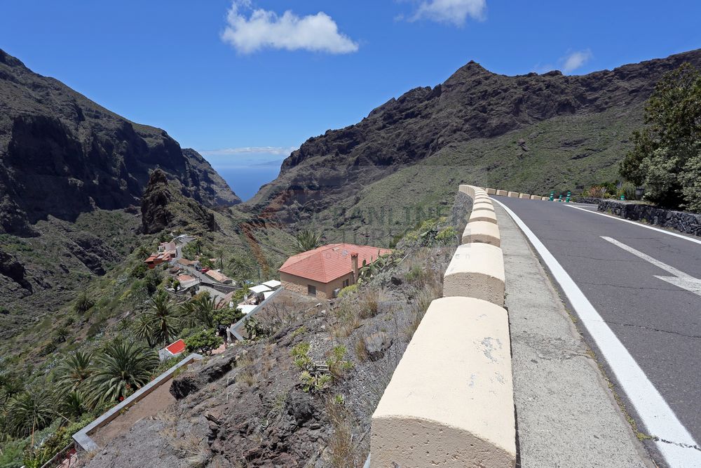 Bergstraße mit dem Bergdorf Masca auf Teneriffa Bergstraße mit dem Bergdorf Masca auf Teneriffa
