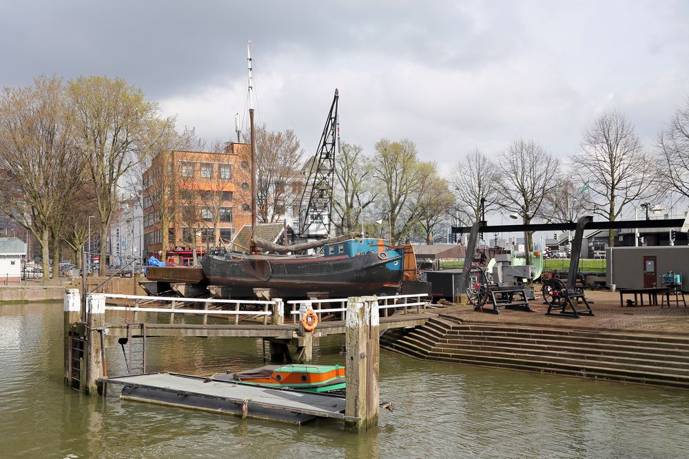 Binnenvaartmuseum mit Flachbodenboot in Rotterdam