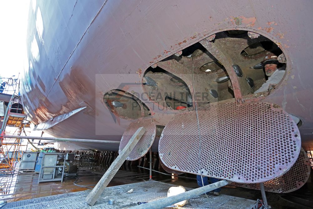 Black Watch Arbeiter montiert 35 neue Zinkanoden in Seewasserkästen 28.11.2016 Black Watch Arbeiter montiert 35 neue Zinkanoden in Seewasserkästen 28.11.2016