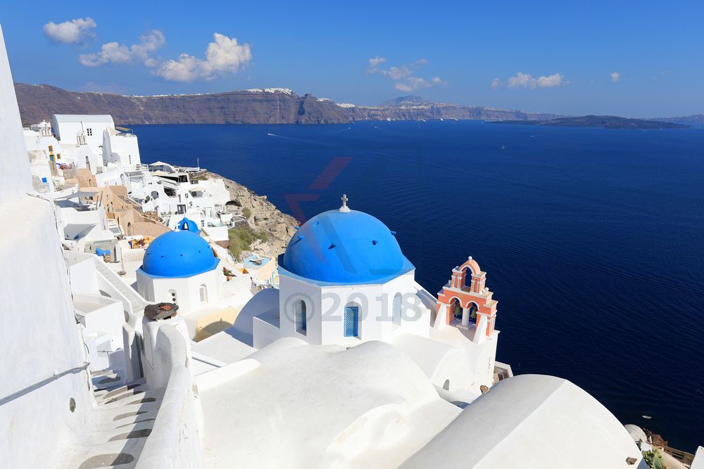 Blaue Kuppeldächer, Kirche in Oia, Santorini