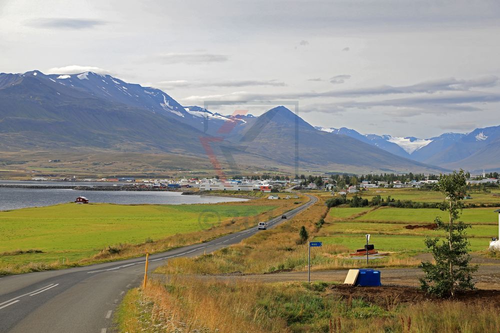 Blick auf Akureyri von der Landstrasse 82 auf Island