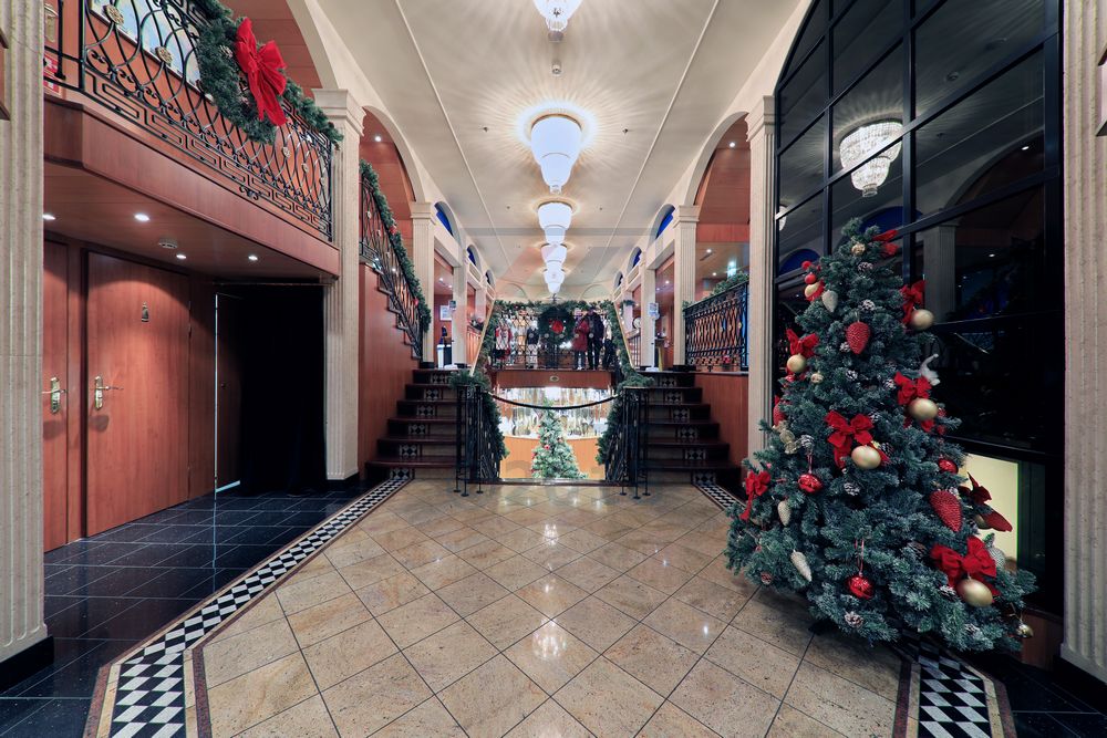 Blick auf Atrium und Eingang zum Restaurant MS Swiss Tiara