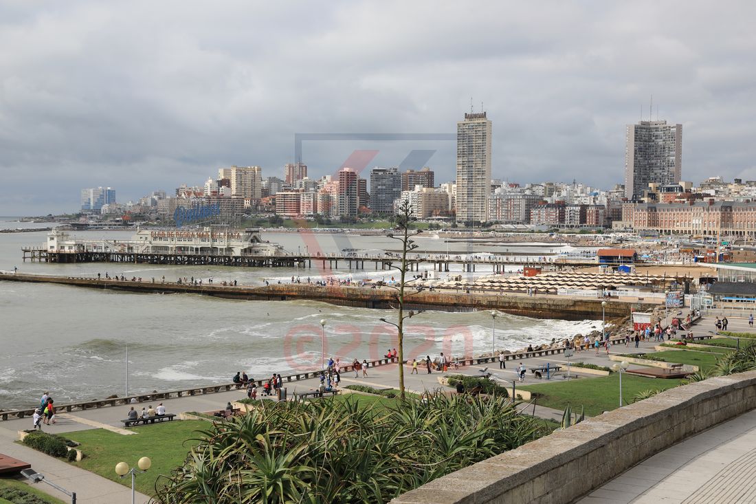 Blick auf das Seebad Mar del Plata mit Seebrücke