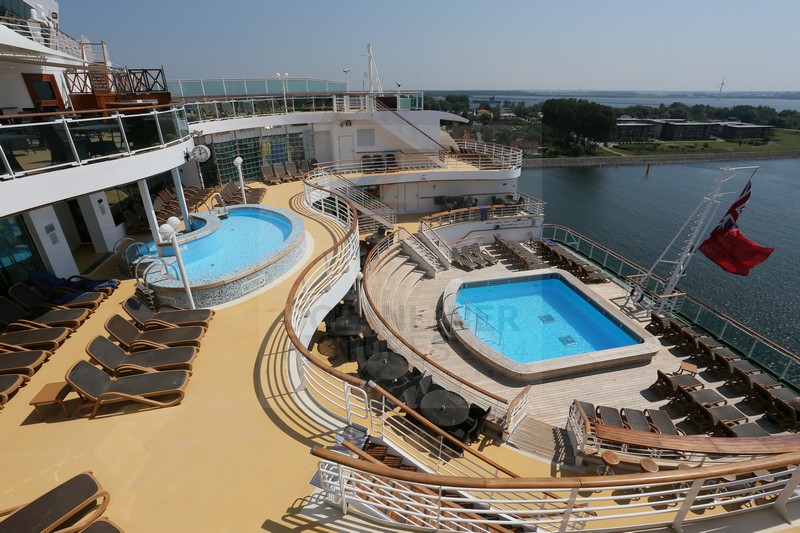 Blick auf den Heckbereich der Azura mit Kinderpool und Sonnenliegen