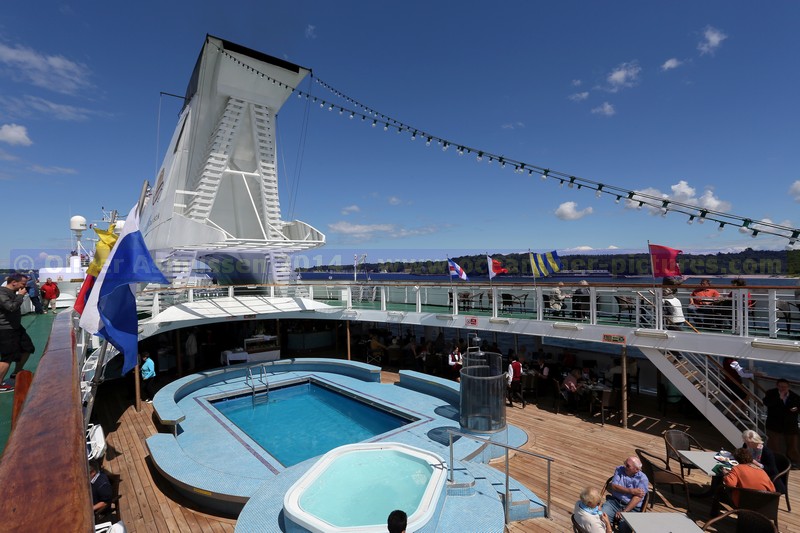 Blick auf den Pool und das Aussendeck 7 der Ocean Majesty