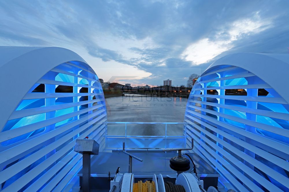 Blick auf die illuminierten Schaufelräder der Elbe Princesse