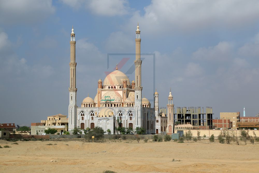 Blick auf eine Moschee in Ägypten, auf dem Weg nach Kairo