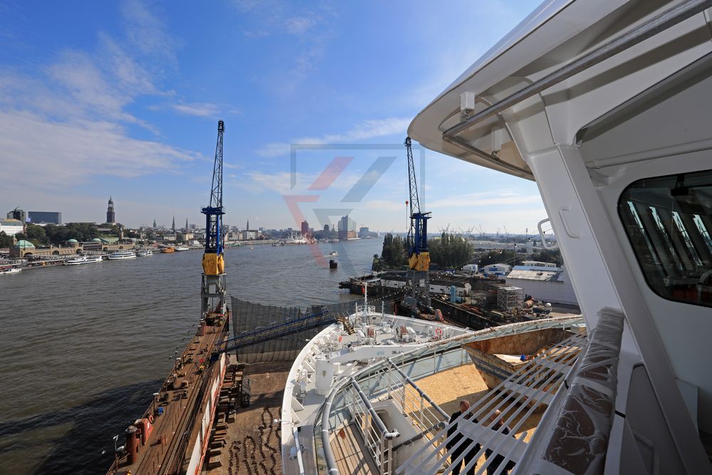 Blick auf Elbphilharmonie und Michel von Brückennock Europa 2 Blick auf Elbphilharmonie und Michel von Brückennock Europa 2
