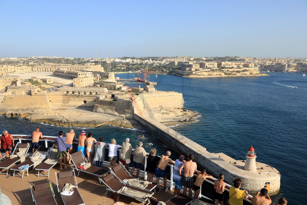 Blick auf Fort Ricasoli, Kalkara und Vittoriosa von MSC Seaview, Malta