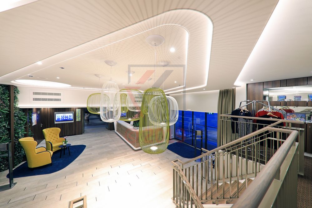 Blick auf Foyer und Rezeption der MS Adora von Empore aus