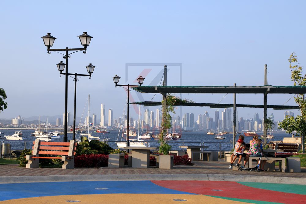 Blick auf Panama City von Isla Naos