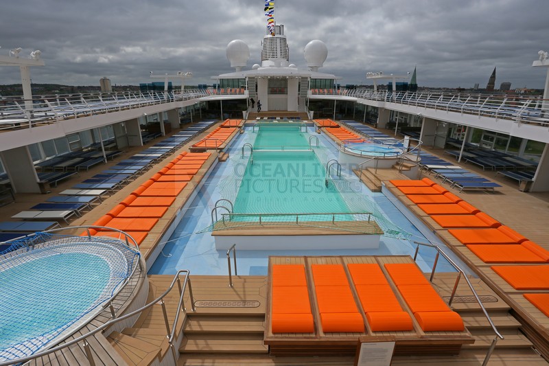 Blick auf Pool und Sonnendeck Mein Schiff 4
