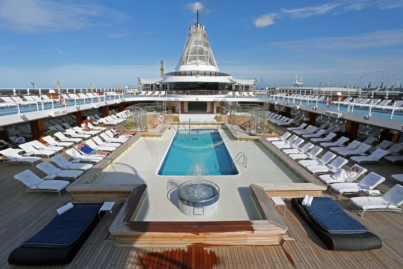 Blick auf Pool und Sonnendecks MS Marina