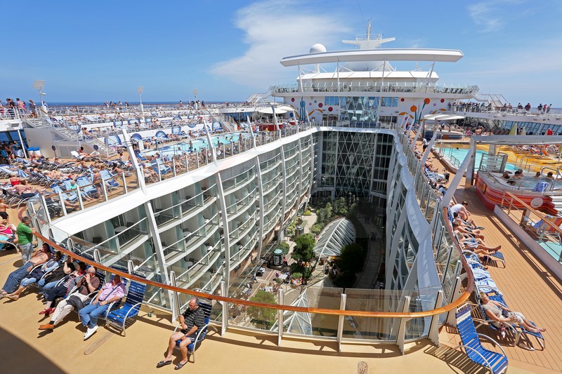 Blick auf Poolbereich Allure of the Seas