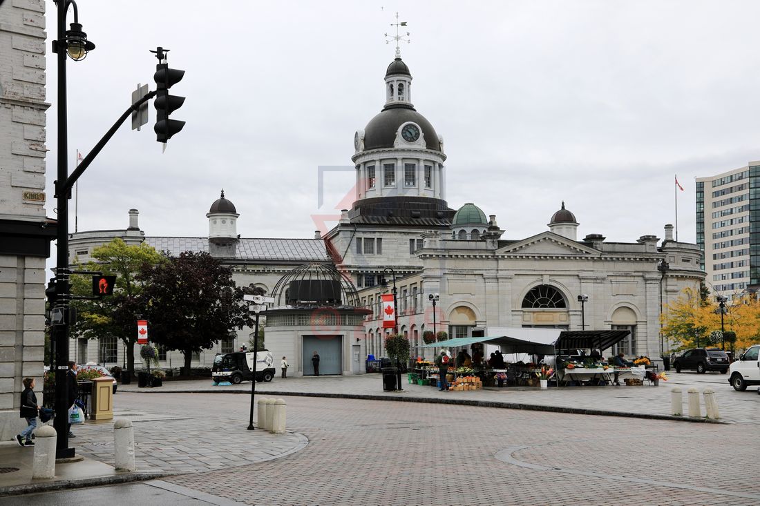 Blick auf Rathaus und Marktplatz in Kingston, Ontario Blick auf Rathaus und Marktplatz in Kingston, Ontario