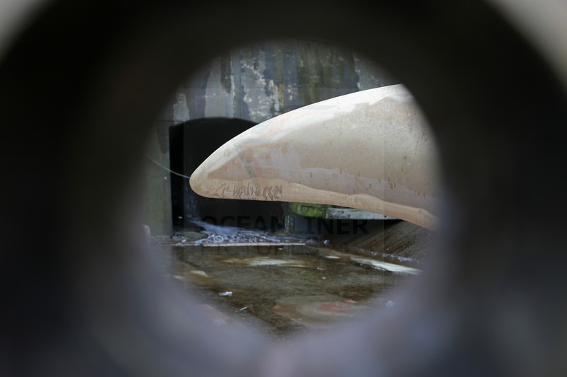 Blick durch den Schiffspropeller auf Schiffspropeller MS Artania 23.10.2014 Blick durch den Schiffspropeller auf Schiffspropeller MS Artania 23.10.2014