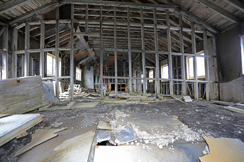 Blick ins Innere eines Gebäudes der alten Forschungsstation in Whalers Bay, Deception Island, Antarktis