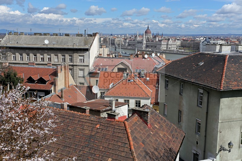 Blick ueber Buda auf Parlament und Pest 01.04.2015