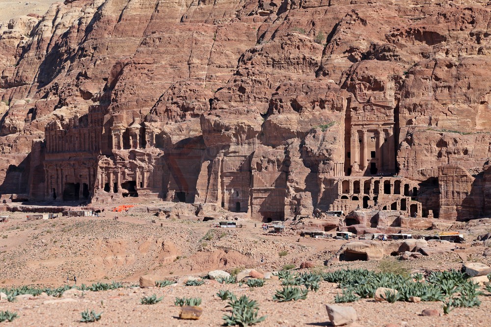 Blick über das Tal bis zum Palastgrab, Korinthisches Grab und Urnengrab Stadt Petra Blick über das Tal bis zum Palastgrab, Korinthisches Grab und Urnengrab Stadt Petra