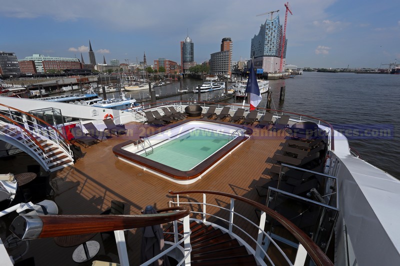 Blick über den Poolbereich der Le Boreal in Hamburg