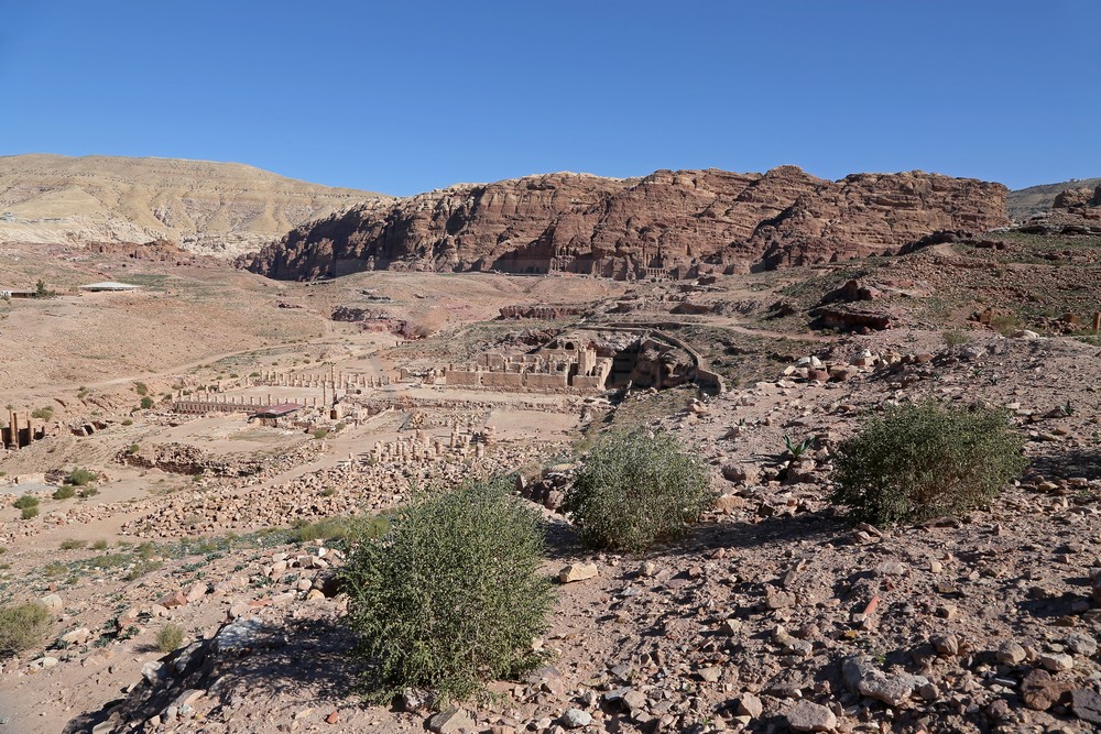 Blick über die Schlucht der Felsenstadt Petra in Jordanien Blick über die Schlucht der Felsenstadt Petra in Jordanien