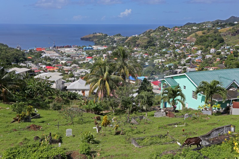 Blick ueber einen Friedhof auf die Camden Park Bay auf St. Vincent 25.01.2015