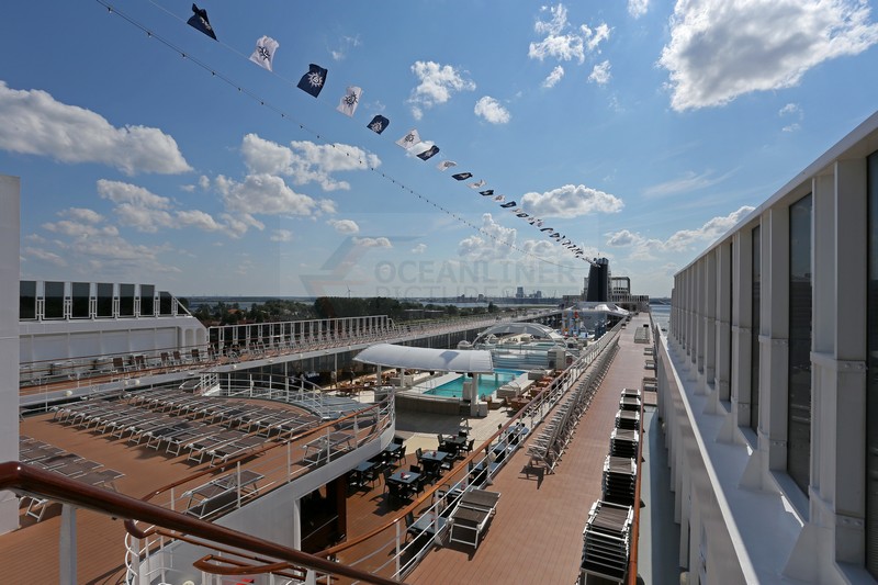Blick über Poollandschaft und Sonnendecks MSC  Sinfonia