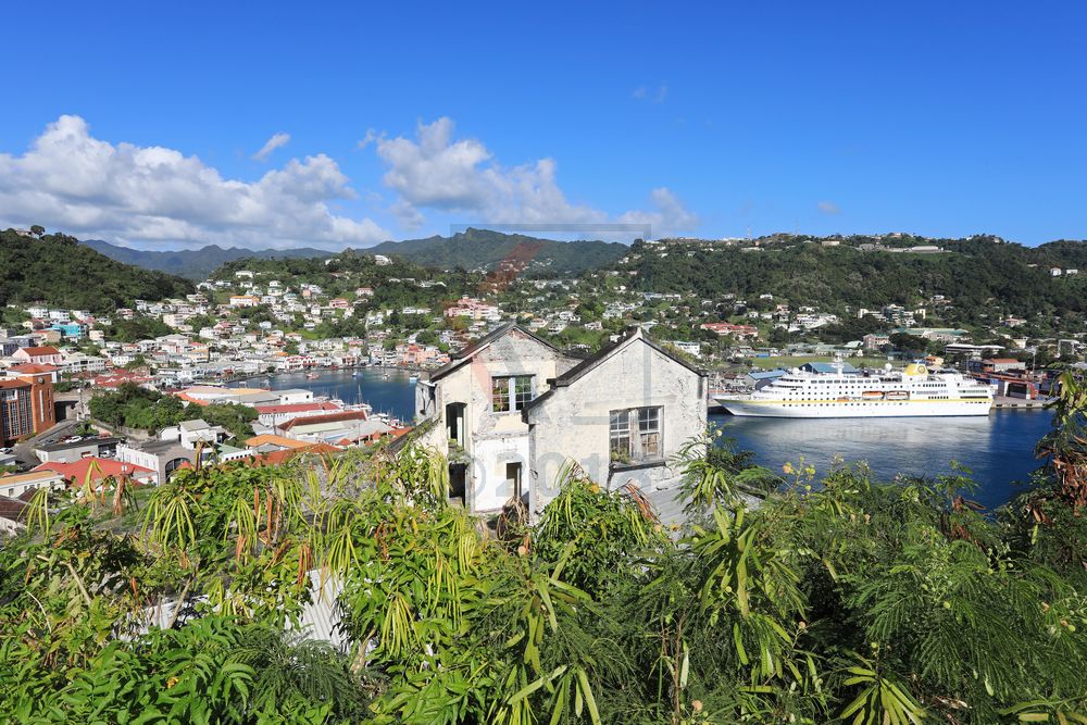 Blick vom Fort George, Grenada auf MS Hamburg
