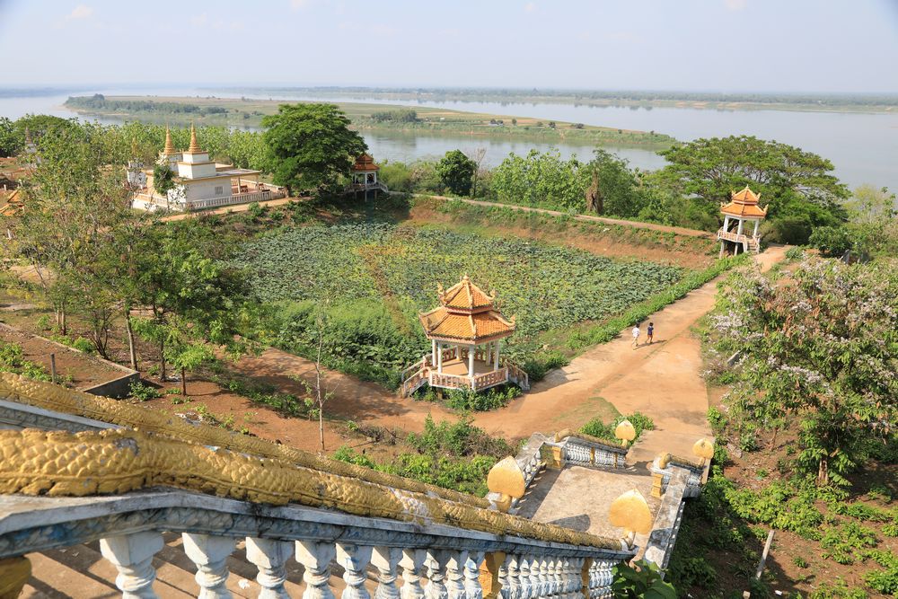 Blick vom Hanchey Temple auf den Mekong River in Kambodscha Blick vom Hanchey Temple auf den Mekong River in Kambodscha