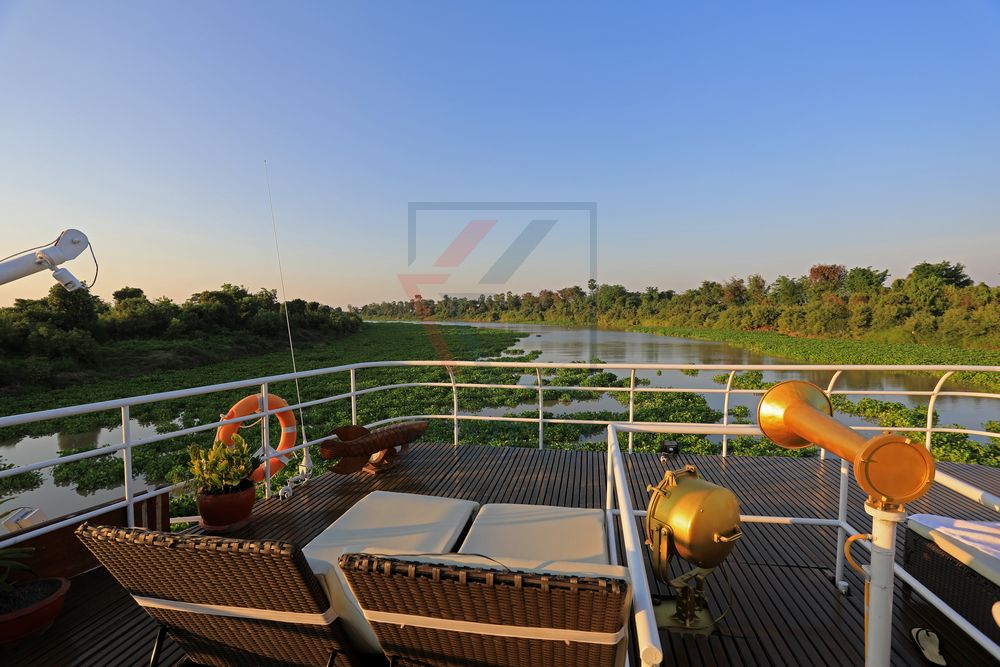 Blick vom Oberdeck der Lan Diep in Fahrtrichtung auf den Tonle Sap River