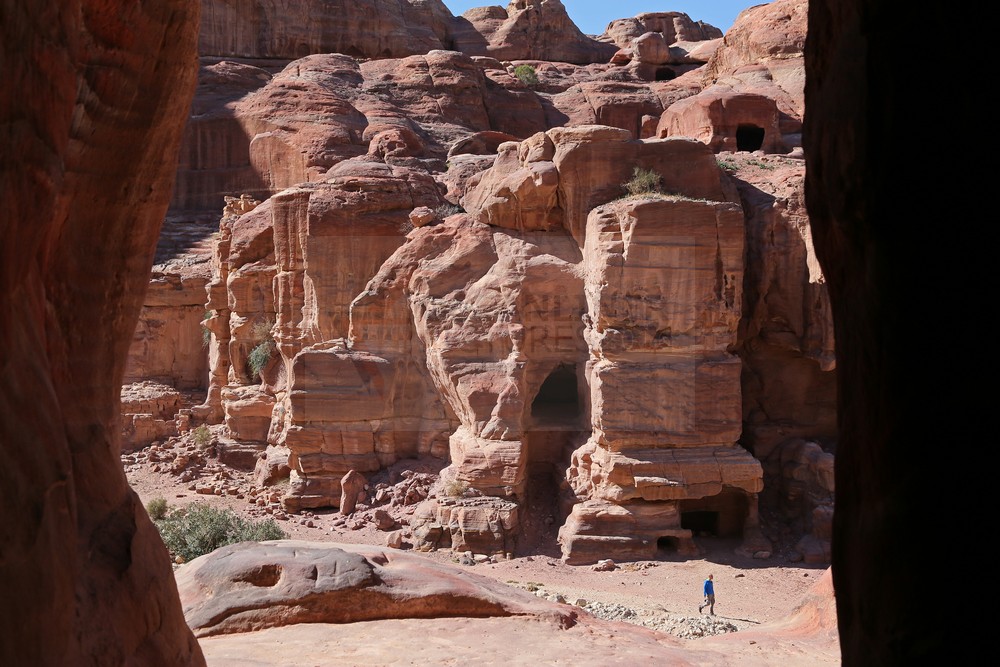 Blick von alten Gräbern aus auf die Felsenstadt Petra Blick von alten Gräbern aus auf die Felsenstadt Petra