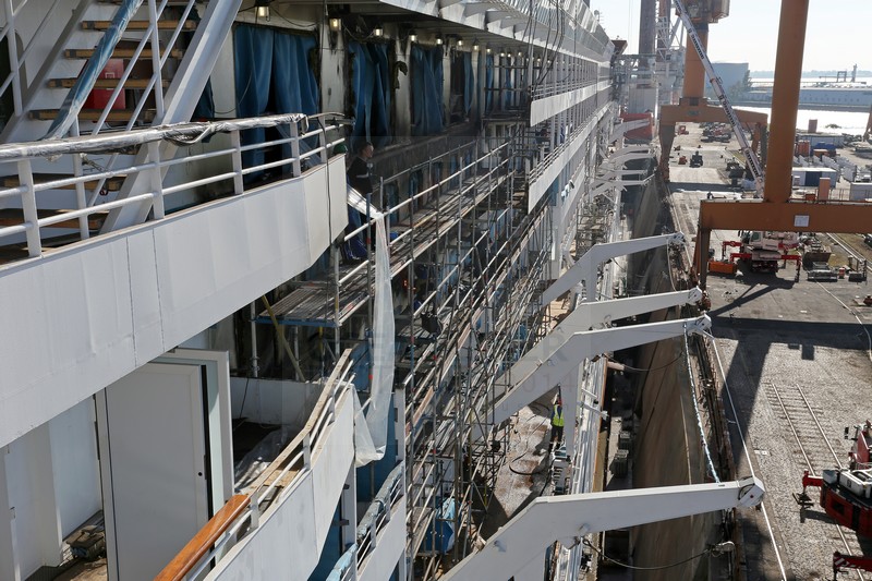 Blick von Backbord Brueckennock auf Balkone MS Artania Blick von Backbord Brueckennock auf Balkone MS Artania
