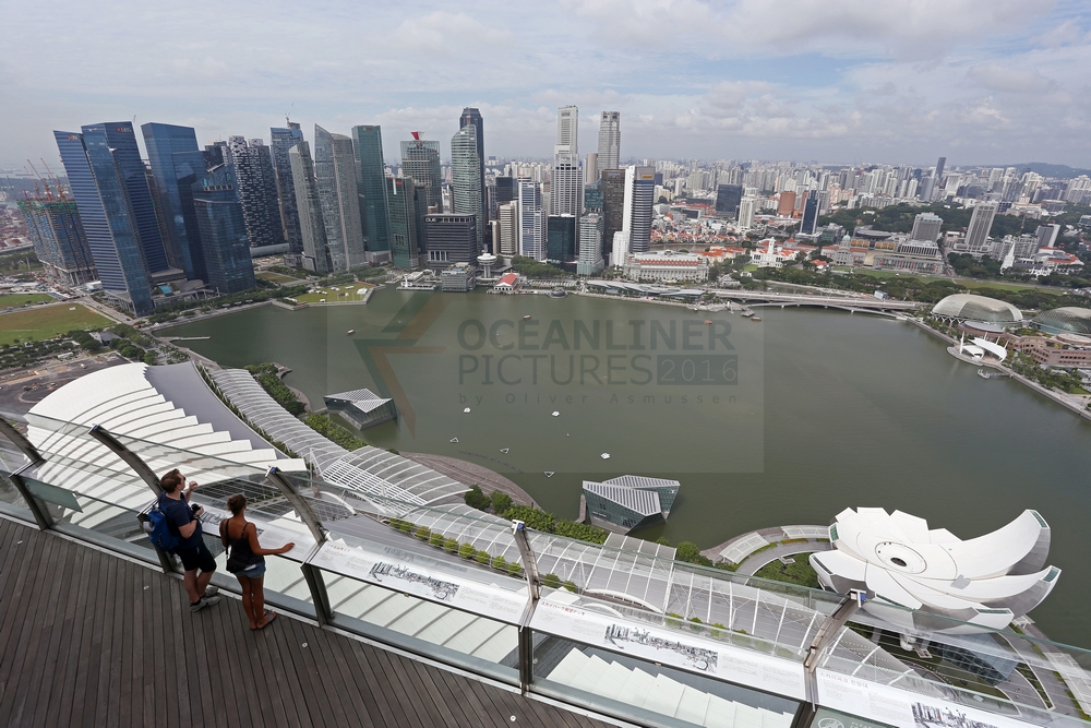 Blick von Dachterrasse Marina Bay Sands Hotel über Singapur, 30.01.2016