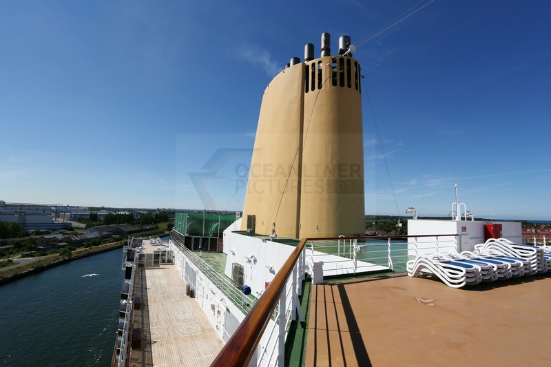 Blick von Deck 12 auf Schornstein MS Arcadia