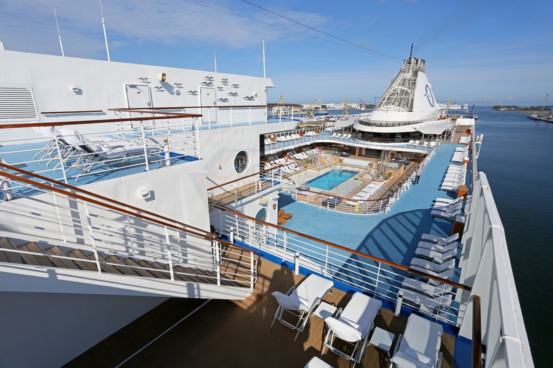 Blick von Deck 16 auf Pool und Sonnendecks MS Marina