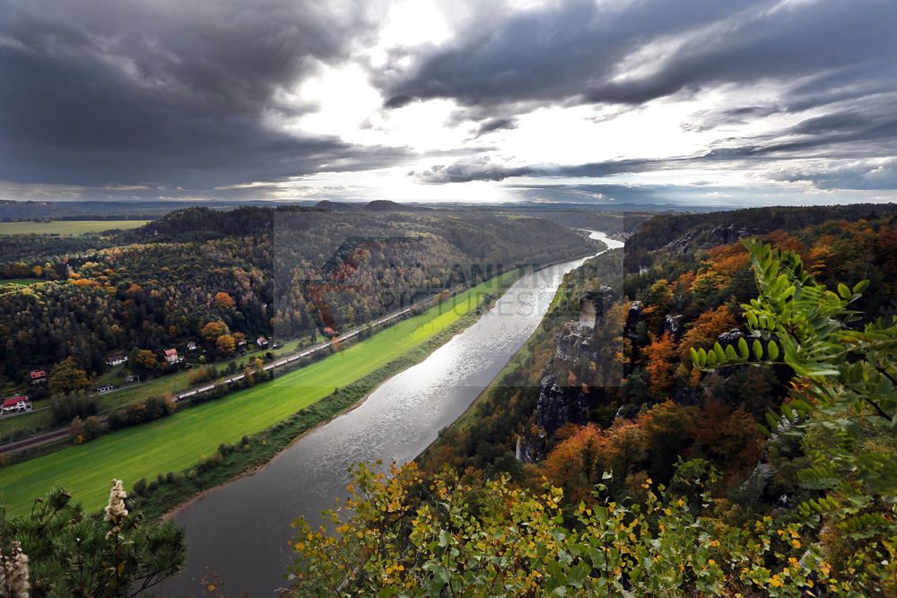 Blick von der Bastei auf das Elbtal und die Sächsische Schweiz