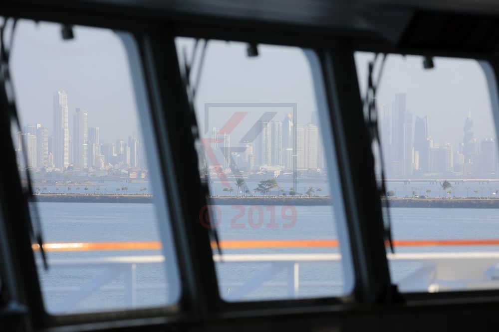 Blick von der Kommandobrücke auf Panama City