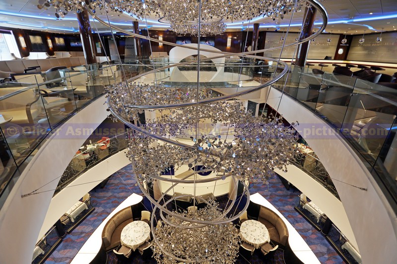 Blick von der Schau Bar Mein Schiff 3 auf Kronleuchter und Atlantik Restaurant Blick von der Schau Bar Mein Schiff 3 auf Kronleuchter und Atlantik Restaurant