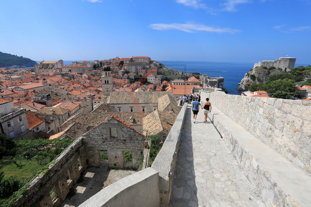 Blick von der Stadtmauer auf Dubrovnik