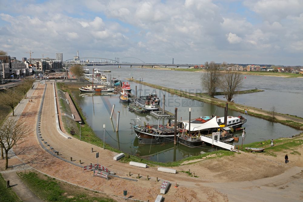 Blick von der Waalbrug über Nimwegen und die Waal