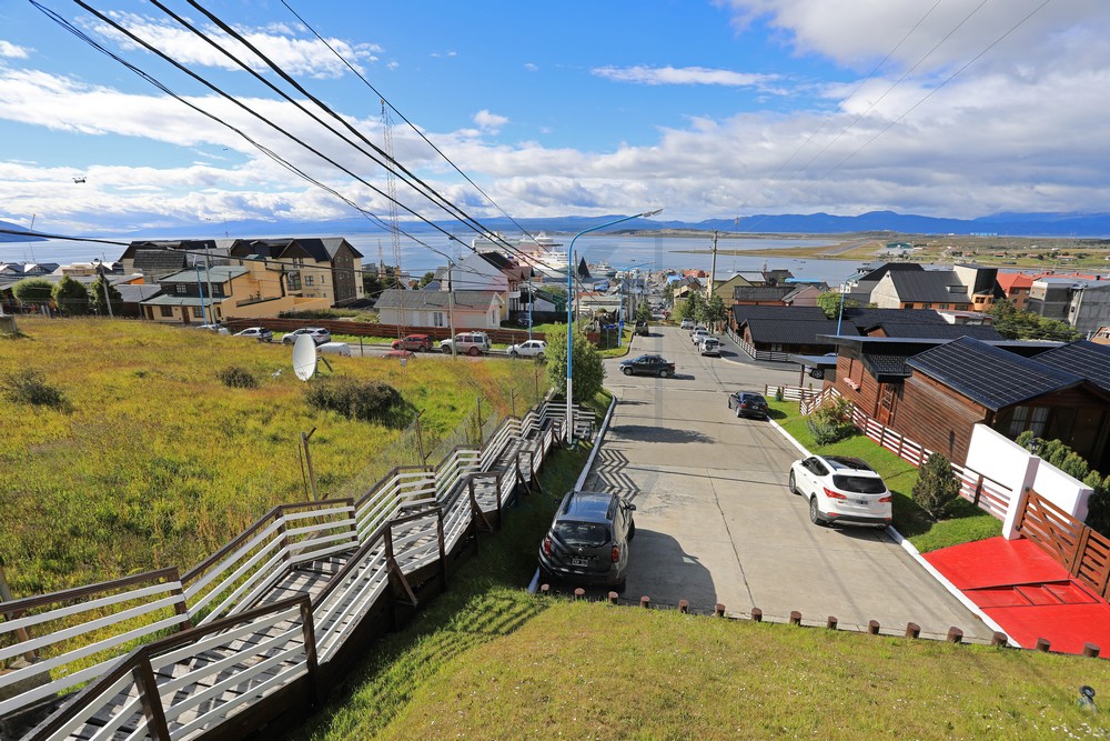 Blick von einem Wohngebiet über Ushuaia, Argentinien Blick von einem Wohngebiet über Ushuaia, Argentinien