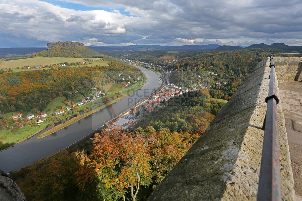 Blick von Festung Königstein auf Sächsische Schweiz, Elbe und Lilienstein