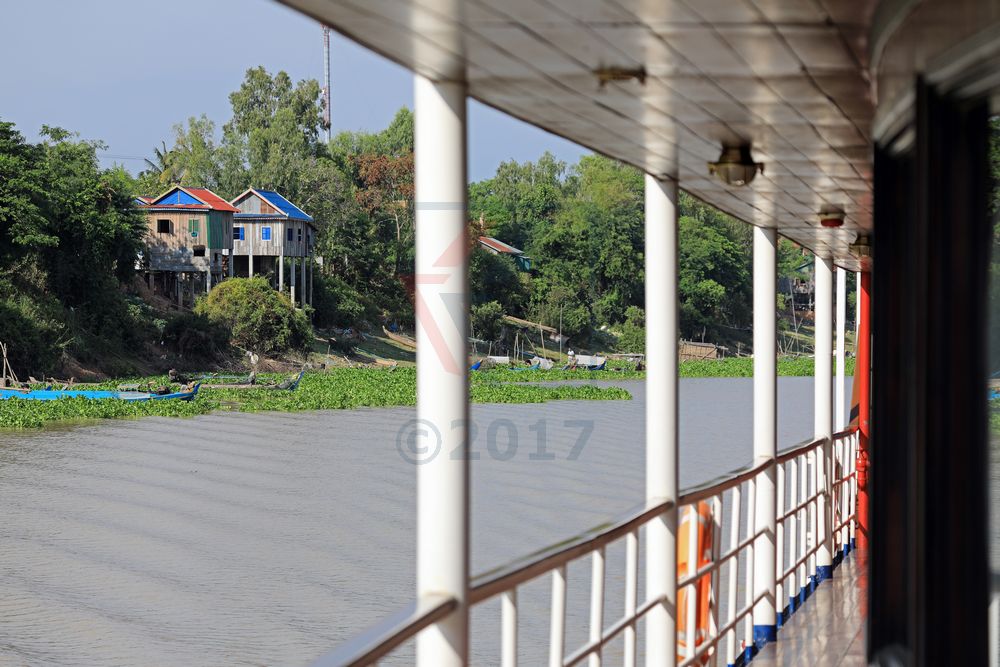 Blick von Promenade MS Lan Diep auf Landschaft am Tonle Sap River, Kambodscha