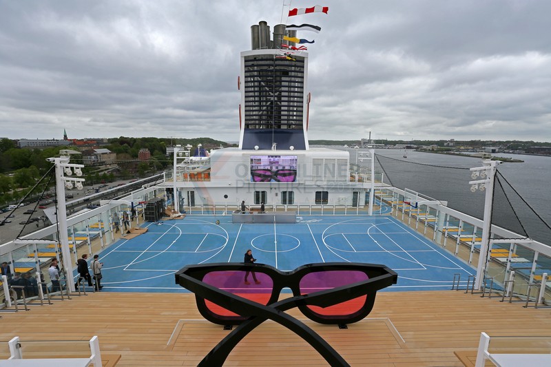 Blick zur Arena  Mein Schiff 4