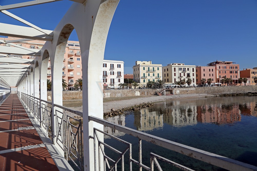 Bogenbrücke und Wasserfront Civitavecchia